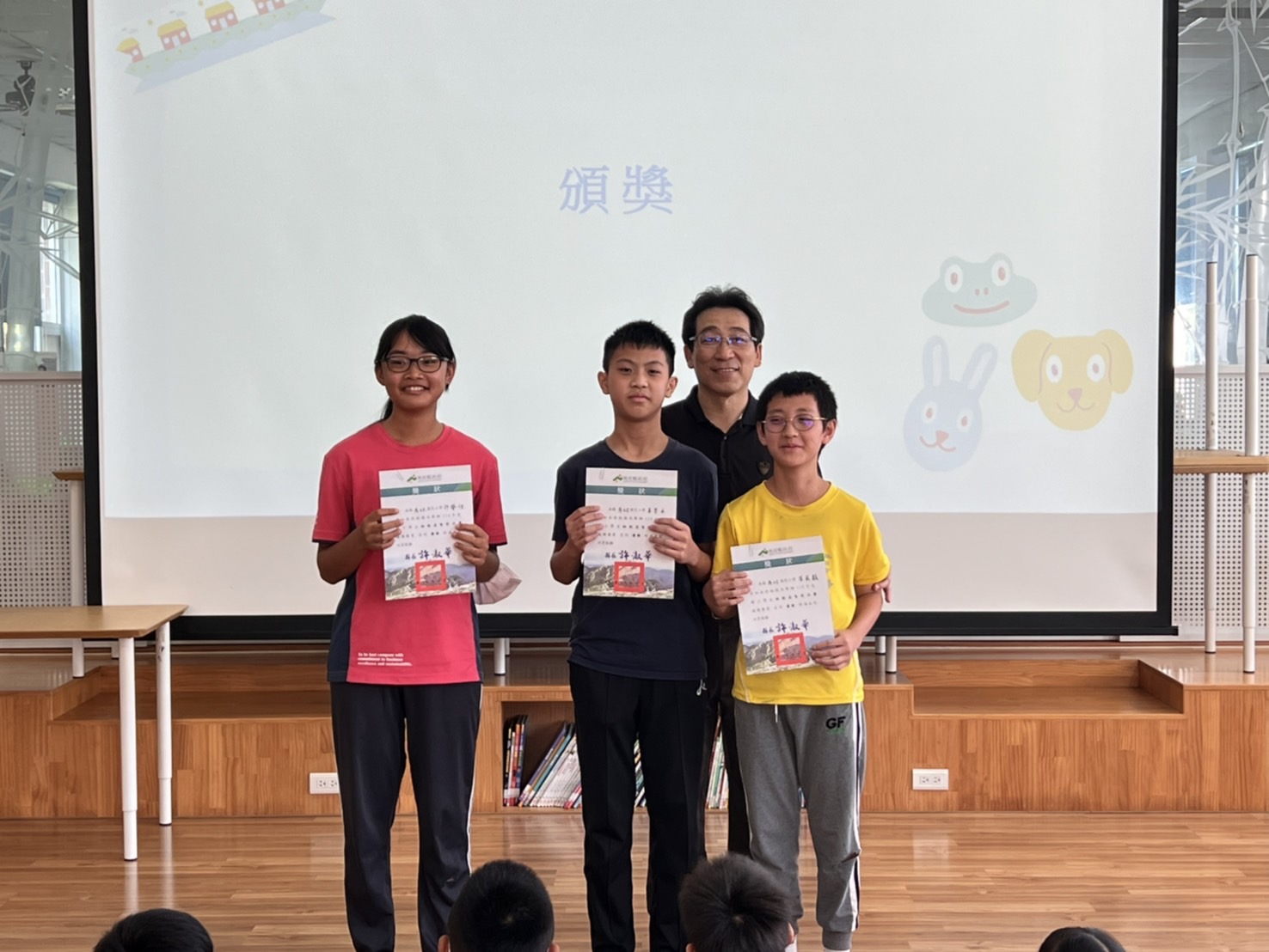 六甲姜羿丞、李展毅、許譽恬參加南投縣稅務局舉辦「114年度國小學生租稅益智對決賽」榮獲優勝